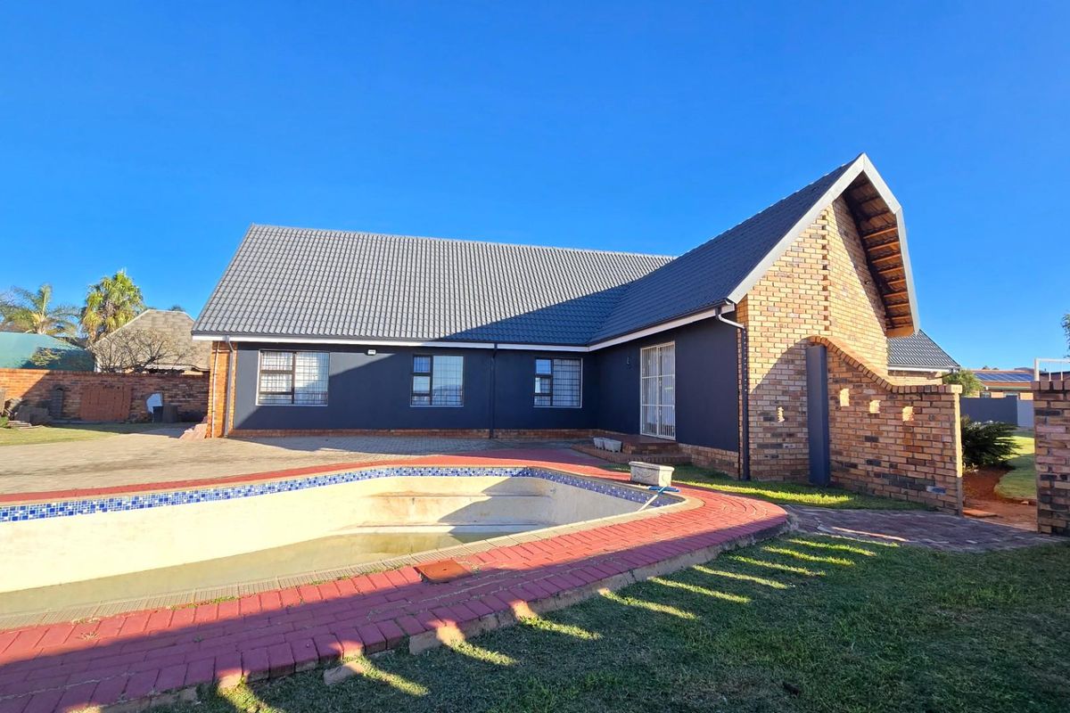 Modern Luxury on a Spacious Corner Stand - Fully Renovated Family Home - Photo 5