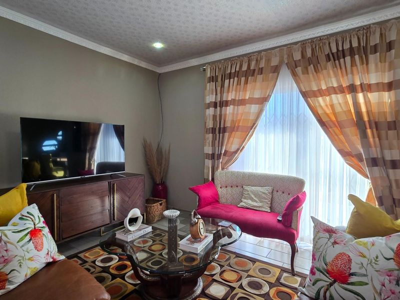 Modern Luxury on a Spacious Corner Stand - Fully Renovated Family Home - Photo 10