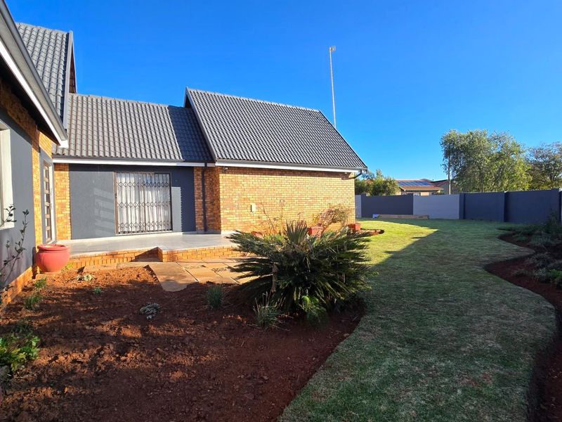Modern Luxury on a Spacious Corner Stand - Fully Renovated Family Home - Photo 6