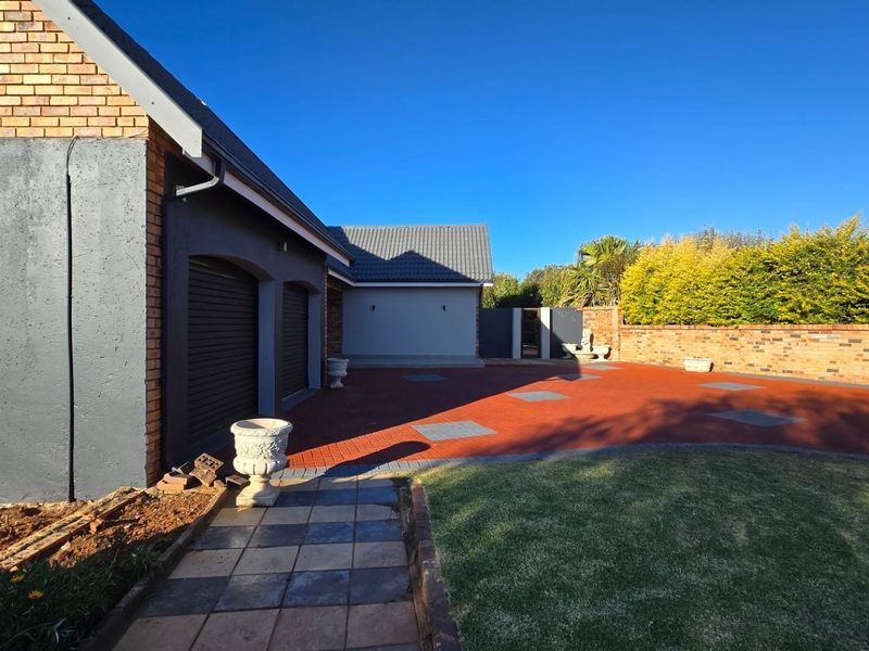Modern Luxury on a Spacious Corner Stand - Fully Renovated Family Home - Photo 7
