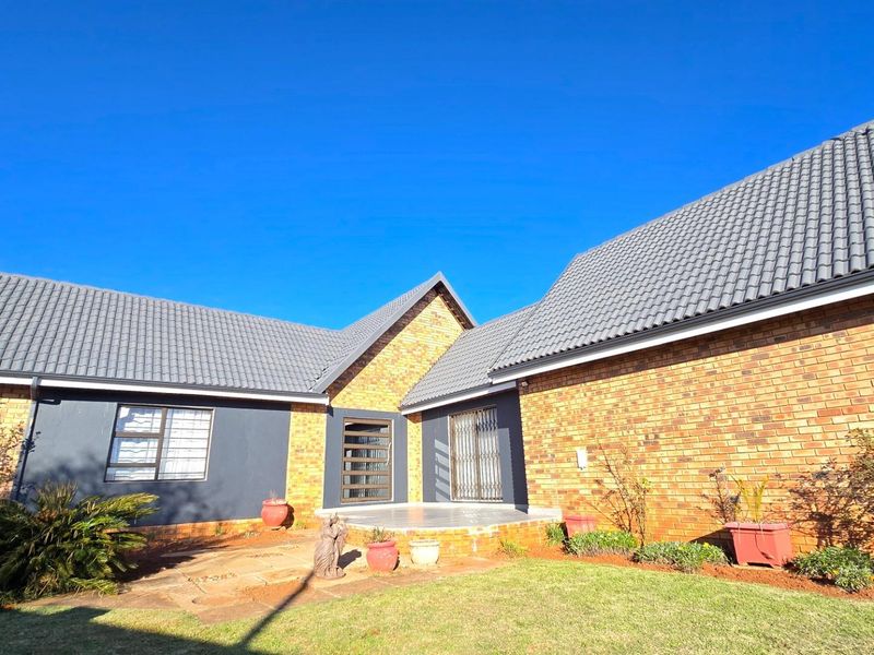 Modern Luxury on a Spacious Corner Stand - Fully Renovated Family Home - Photo 3
