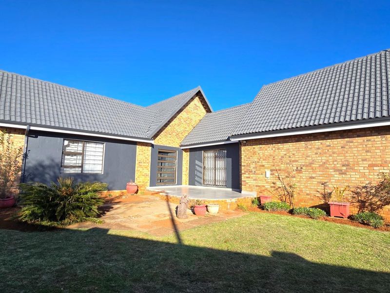 Modern Luxury on a Spacious Corner Stand - Fully Renovated Family Home - Photo 4