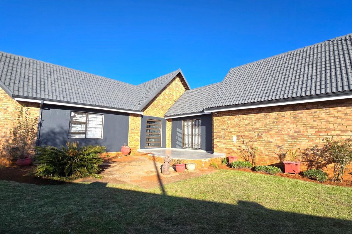 Modern Luxury on a Spacious Corner Stand - Fully Renovated Family Home - Photo 4