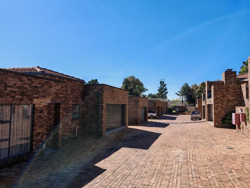 Townhouse To Rent in Northwold, Randburg - Photo 3