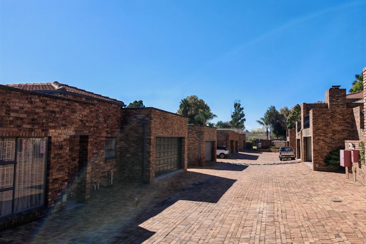 Townhouse To Rent in Northwold, Randburg - Photo 3
