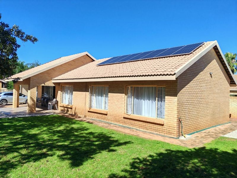 Beautifully Maintained 3-Bedroom Townhouse for sale in a Secure, Well-Managed Complex - Bela Bela - Photo 1