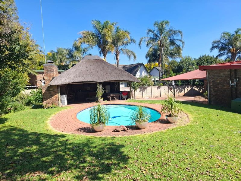 Where family living meets effortless entertaining - In the heart of Kanonkop - Photo 1