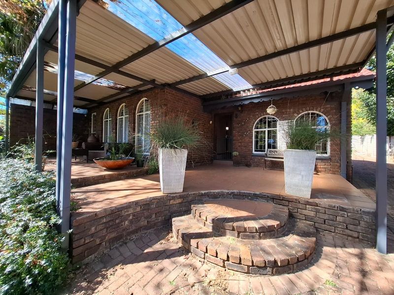 Where family living meets effortless entertaining - In the heart of Kanonkop - Photo 2