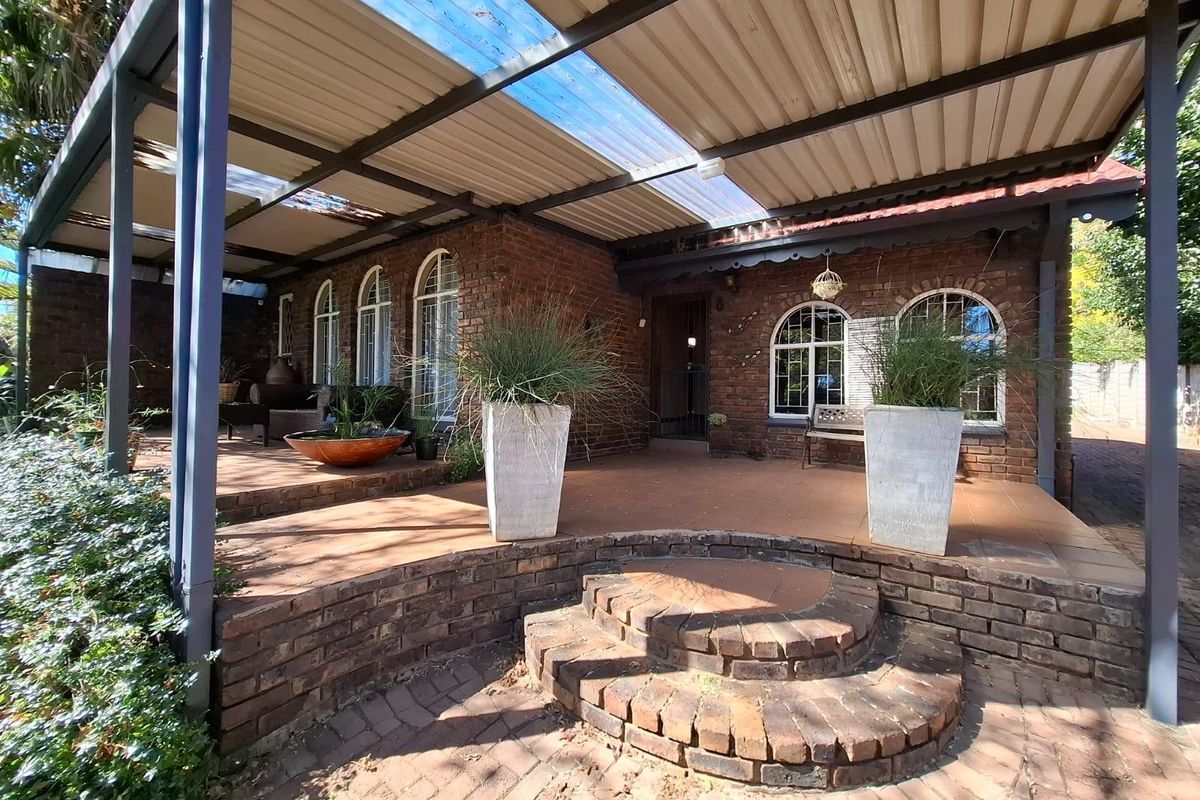 Where family living meets effortless entertaining - In the heart of Kanonkop - Photo 2