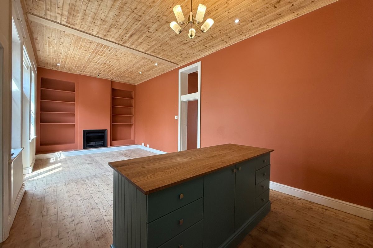 Three Bedroom Victorian House To Rent in Observatory - Photo 4