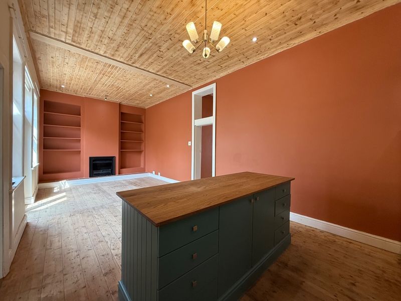 Three Bedroom Victorian House To Rent in Observatory - Photo 4