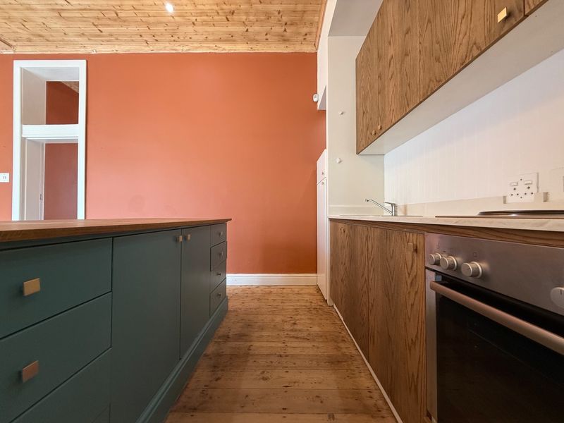 Three Bedroom Victorian House To Rent in Observatory - Photo 6