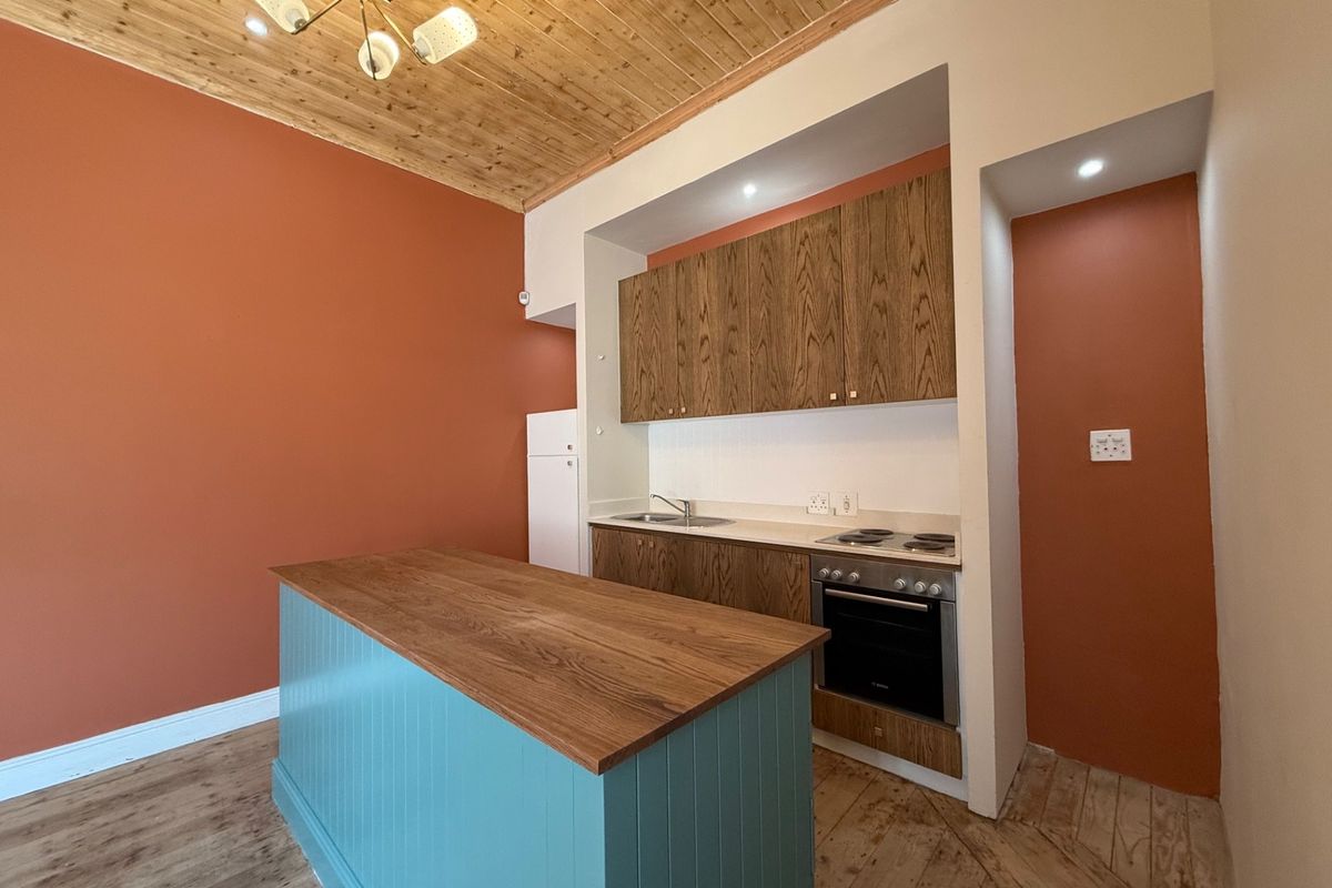 Three Bedroom Victorian House To Rent in Observatory - Photo 3
