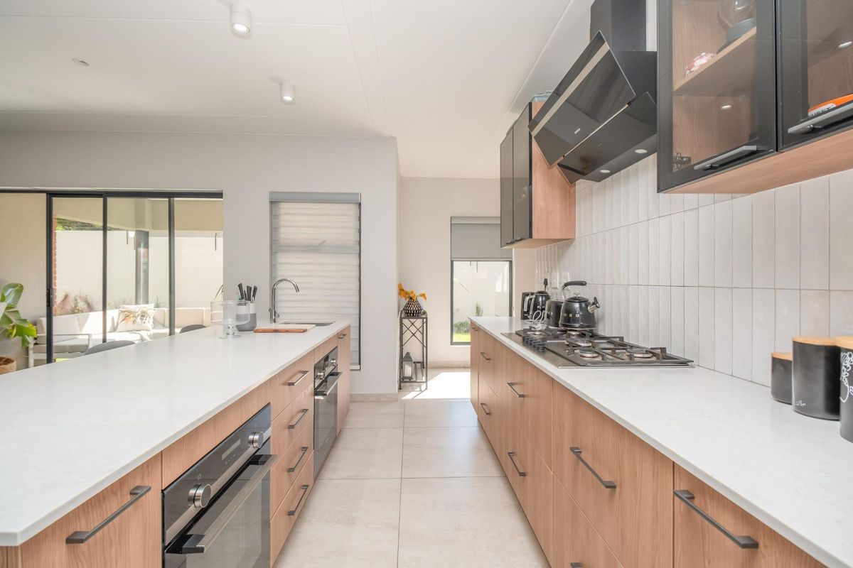 Elegant Luxury  Home in Prestigious Secure Estate - Carlswald, Midrand - Photo 4