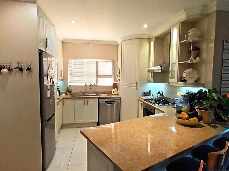 Beautifully Designed Cluster Home in Sought-After Gonubie View - Photo 1
