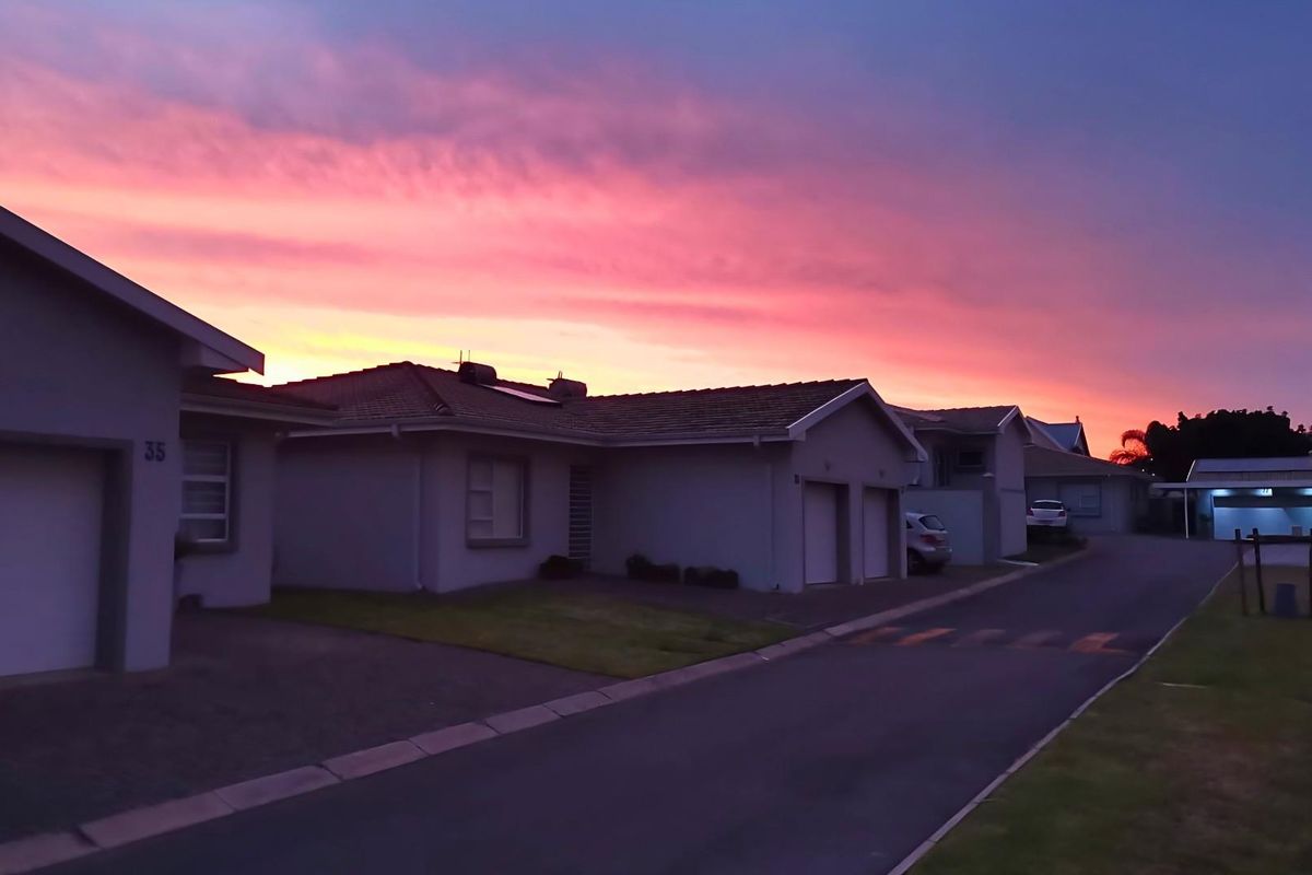 Beautifully Designed Cluster Home in Sought-After Gonubie View - Photo 4