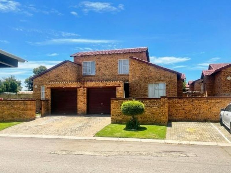 Renovated 2-Bedroom Loft Apartment with Private Garden in Honeypark, Roodepoort - Photo 1