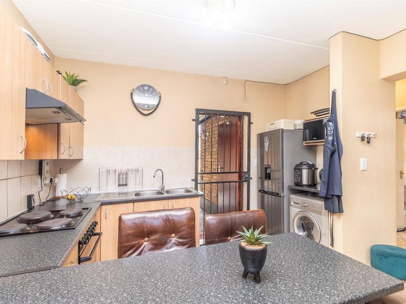 Renovated 2-Bedroom Loft Apartment with Private Garden in Honeypark, Roodepoort - Photo 6