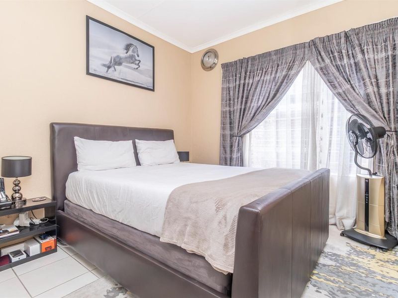 Renovated 2-Bedroom Loft Apartment with Private Garden in Honeypark, Roodepoort - Photo 10
