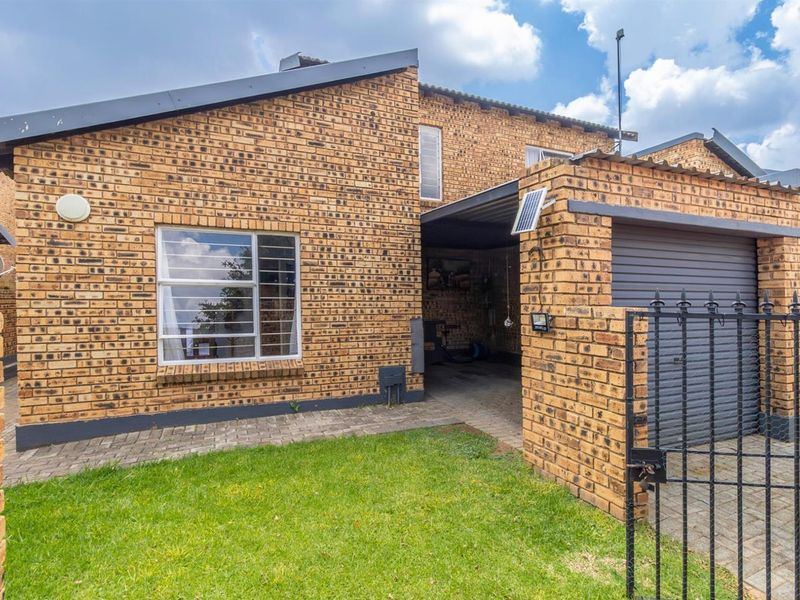 Renovated 2-Bedroom Loft Apartment with Private Garden in Honeypark, Roodepoort - Photo 2