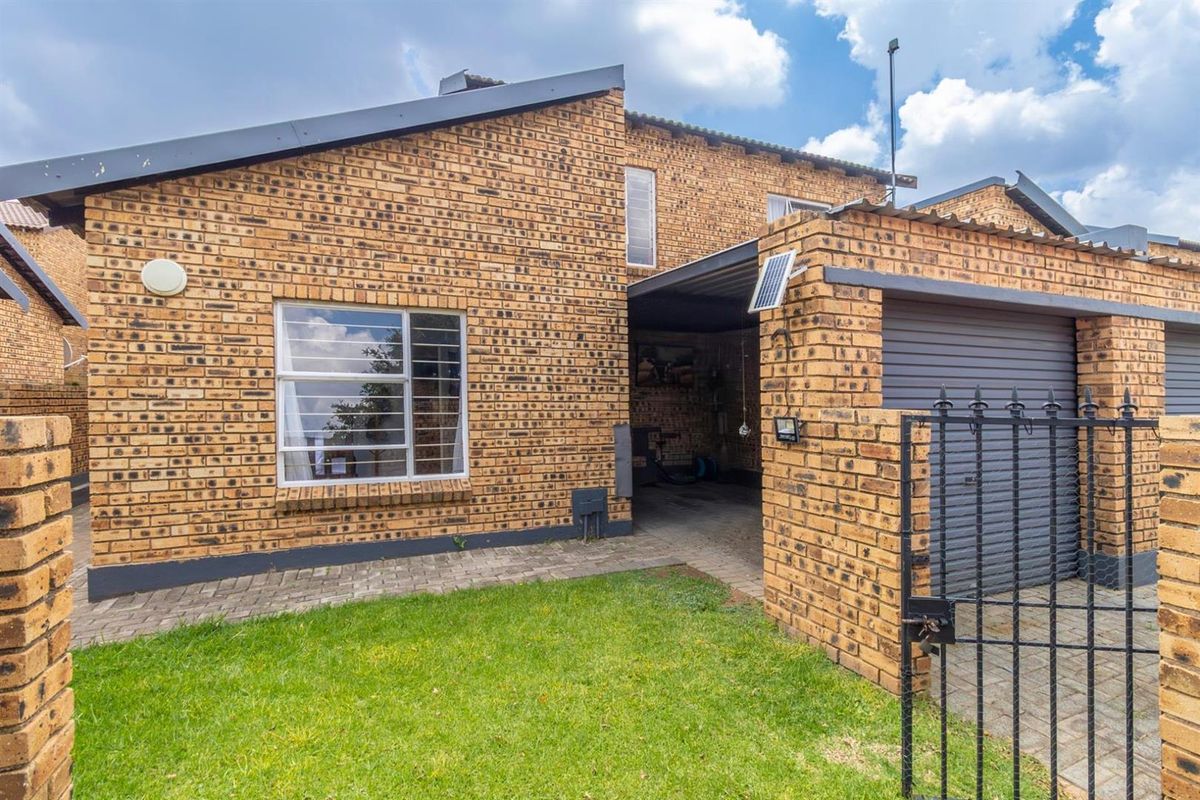Renovated 2-Bedroom Loft Apartment with Private Garden in Honeypark, Roodepoort - Photo 2