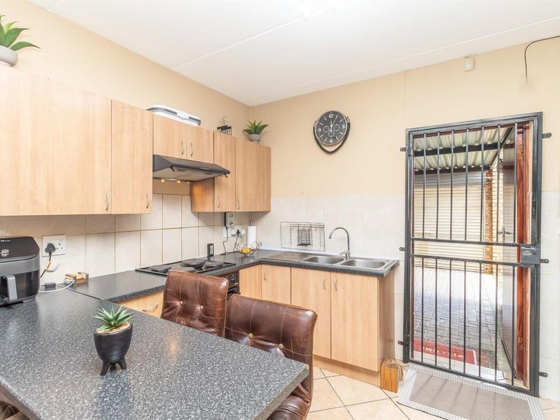 Renovated 2-Bedroom Loft Apartment with Private Garden in Honeypark, Roodepoort - Photo 5