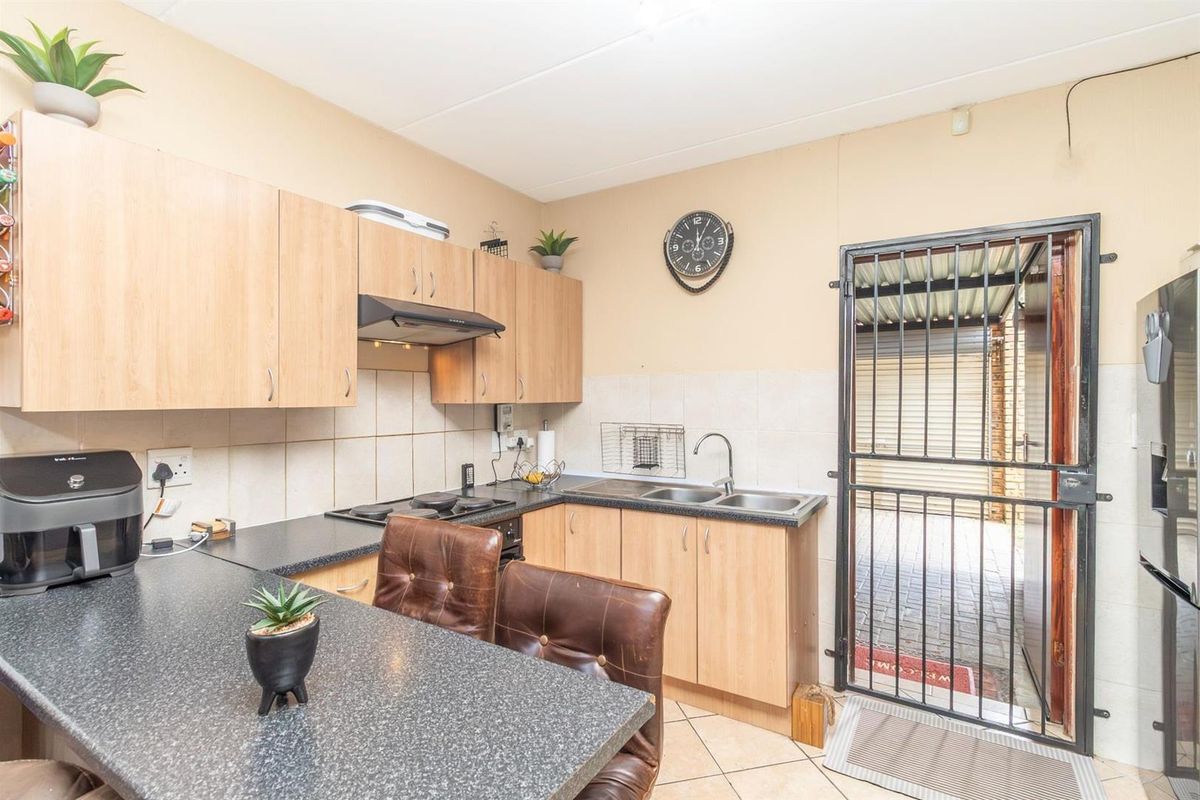 Renovated 2-Bedroom Loft Apartment with Private Garden in Honeypark, Roodepoort - Photo 5
