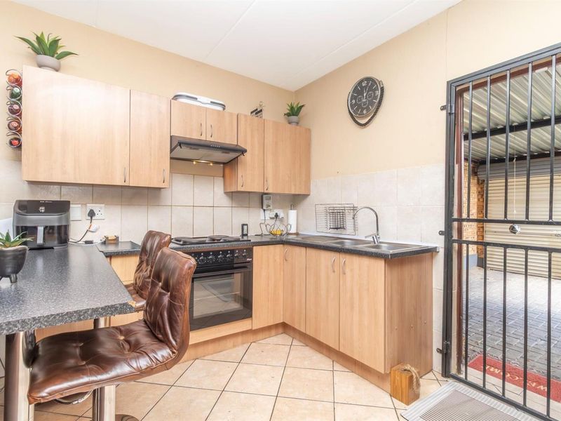 Renovated 2-Bedroom Loft Apartment with Private Garden in Honeypark, Roodepoort - Photo 4