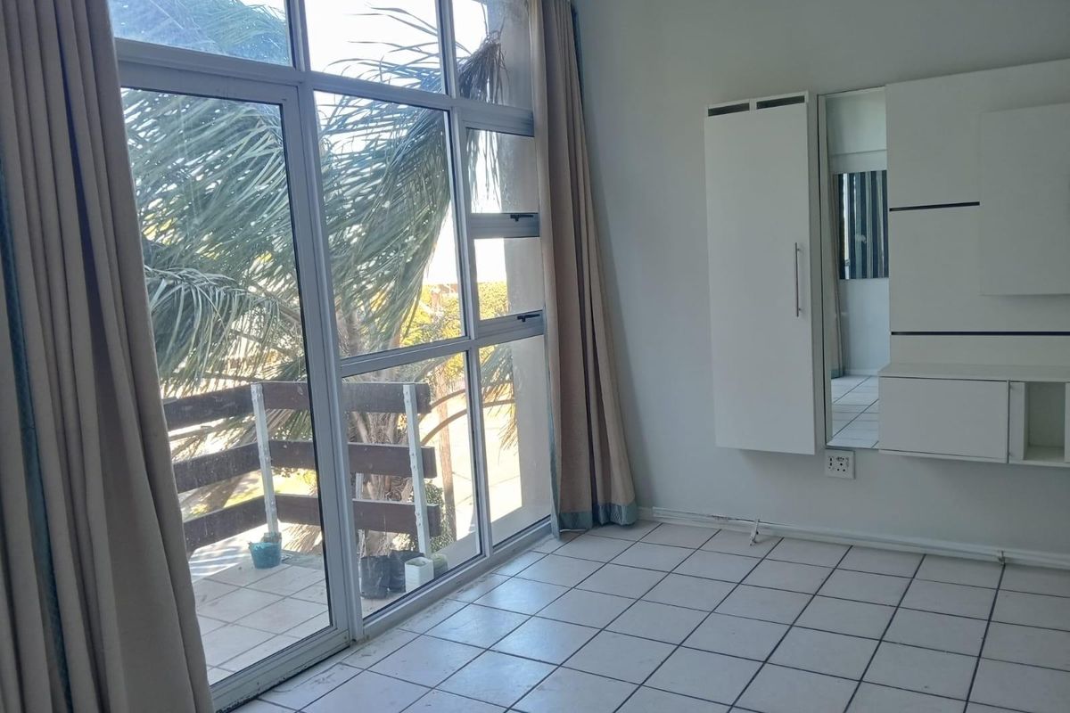 3 Bedroom apartment in Southernwood - Photo 4