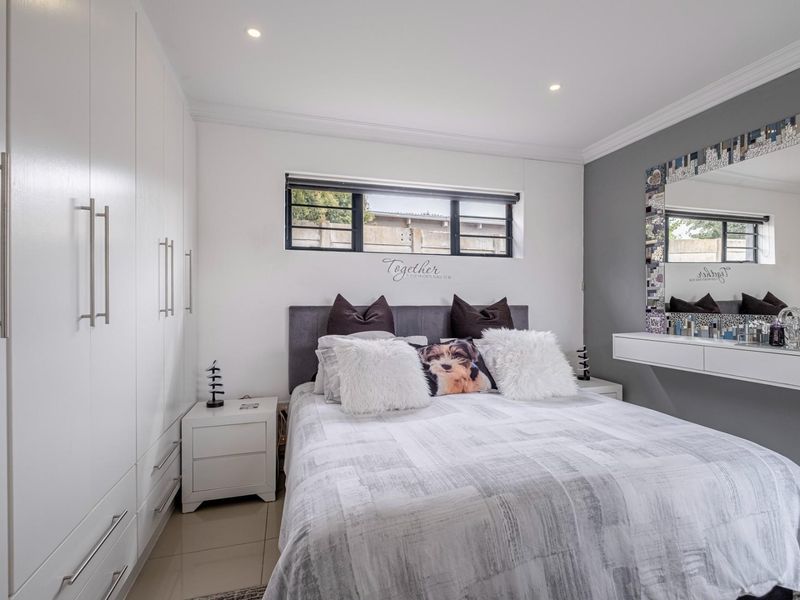 2 Bedroom House For Sale in Mount Pleasant - Photo 7