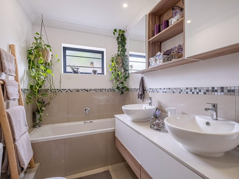2 Bedroom House For Sale in Mount Pleasant - Photo 6