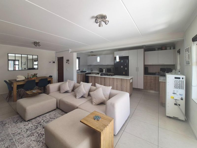 Stylish 2 Bedroom Apartment in Sought After Red Ivory Lane - Photo 9