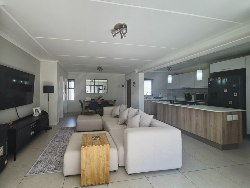 Stylish 2 Bedroom Apartment in Sought After Red Ivory Lane - Photo 8