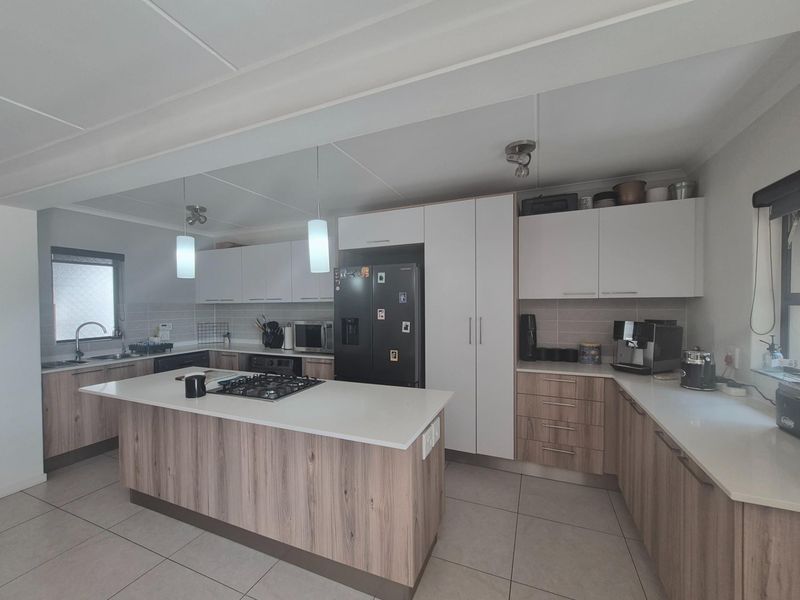 Stylish 2 Bedroom Apartment in Sought After Red Ivory Lane - Photo 6