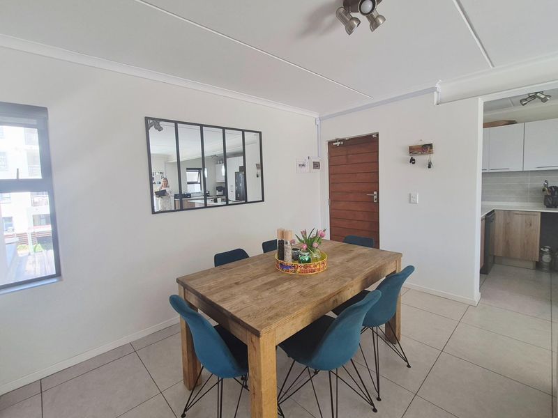 Stylish 2 Bedroom Apartment in Sought After Red Ivory Lane - Photo 3