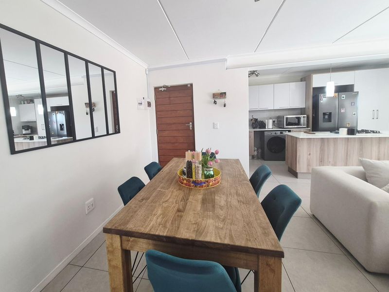 Stylish 2 Bedroom Apartment in Sought After Red Ivory Lane - Photo 2