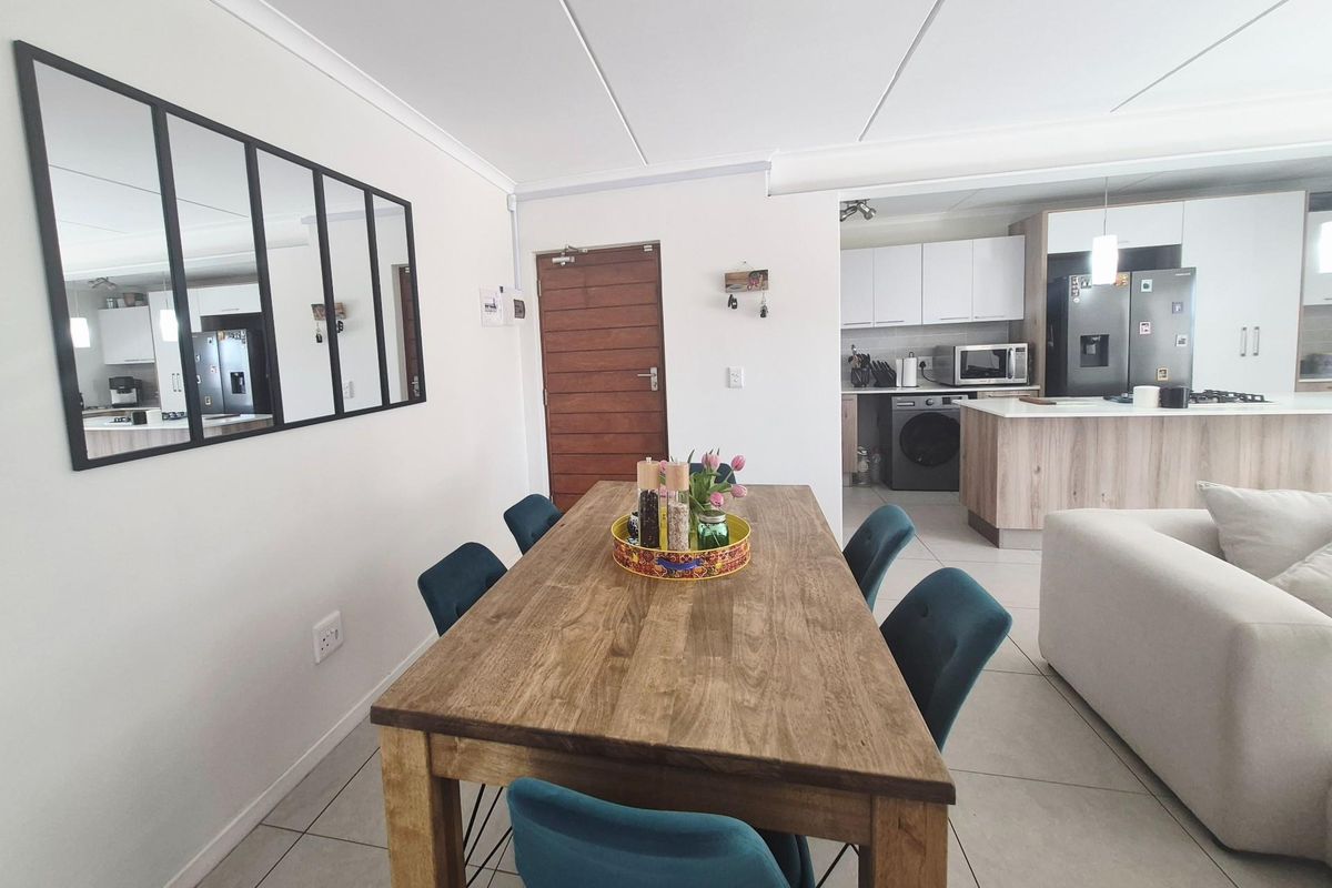 Stylish 2 Bedroom Apartment in Sought After Red Ivory Lane - Photo 2