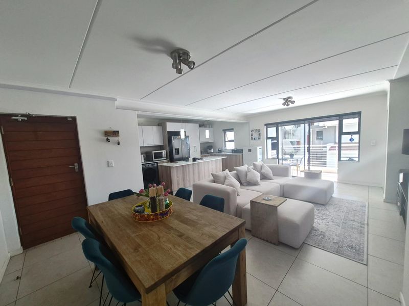 Stylish 2 Bedroom Apartment in Sought After Red Ivory Lane - Photo 4