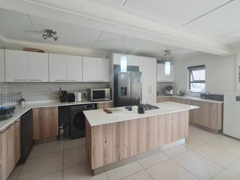 Stylish 2 Bedroom Apartment in Sought After Red Ivory Lane - Photo 5