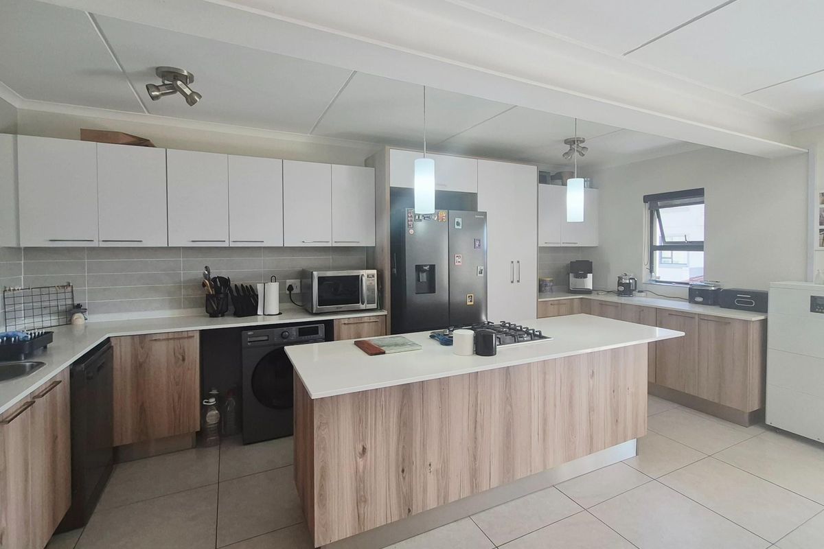 Stylish 2 Bedroom Apartment in Sought After Red Ivory Lane - Photo 5