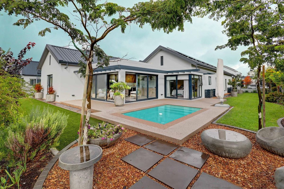 Elegant Single-Storey Living in La Vue, Val de Vie Estate - Photo 3