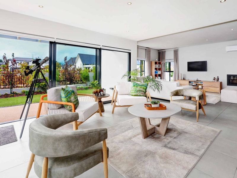 Elegant Single-Storey Living in La Vue, Val de Vie Estate - Photo 5