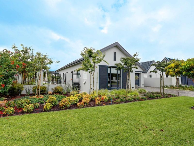 Elegant Single-Storey Living in La Vue, Val de Vie Estate - Photo 2