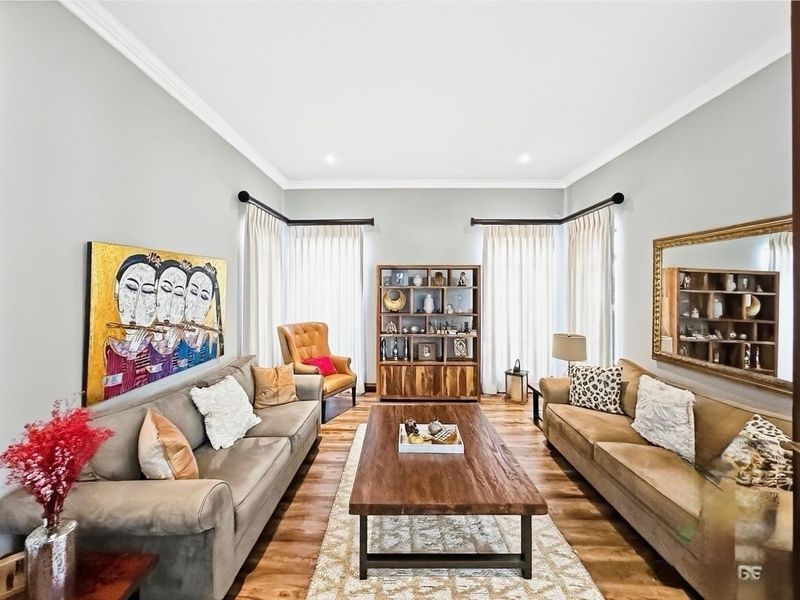 Elegant Family Home on a Prime Corner Stand in Highgate Village - Photo 2
