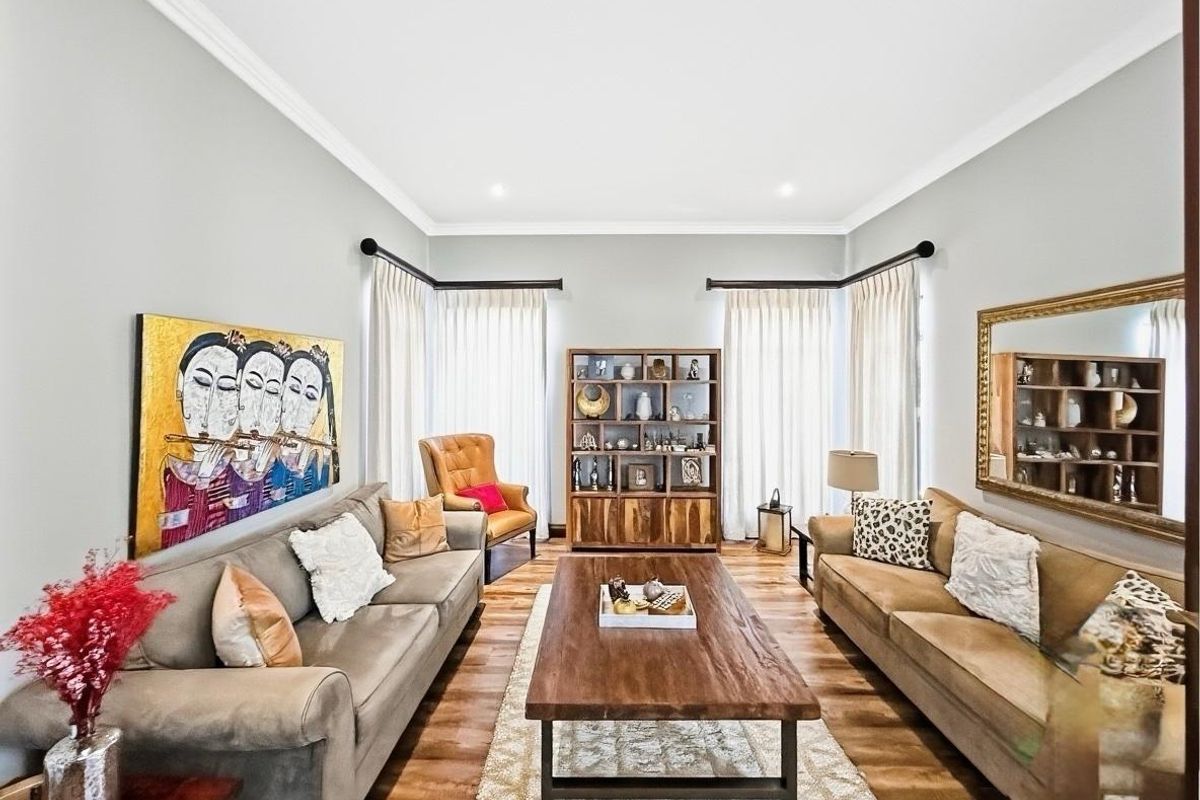 Elegant Family Home on a Prime Corner Stand in Highgate Village - Photo 2