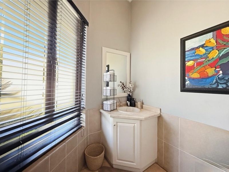 Elegant Family Home on a Prime Corner Stand in Highgate Village - Photo 9