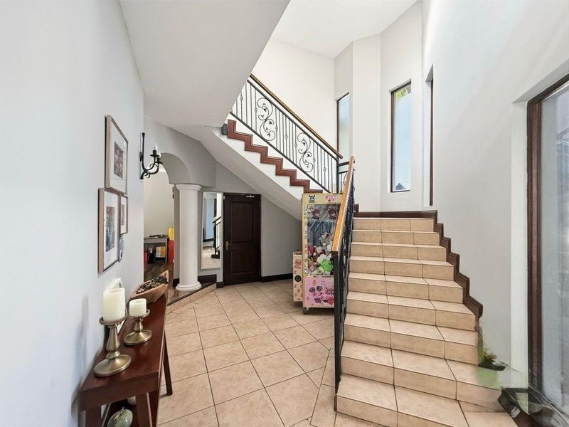 Elegant Family Home on a Prime Corner Stand in Highgate Village - Photo 6