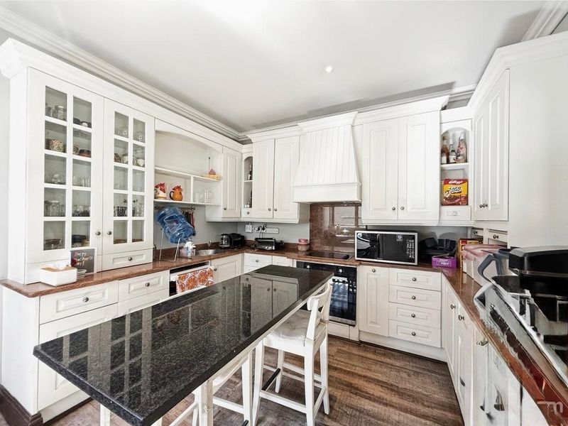 Elegant Family Home on a Prime Corner Stand in Highgate Village - Photo 5