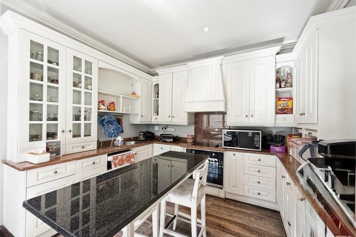 Elegant Family Home on a Prime Corner Stand in Highgate Village - Photo 5