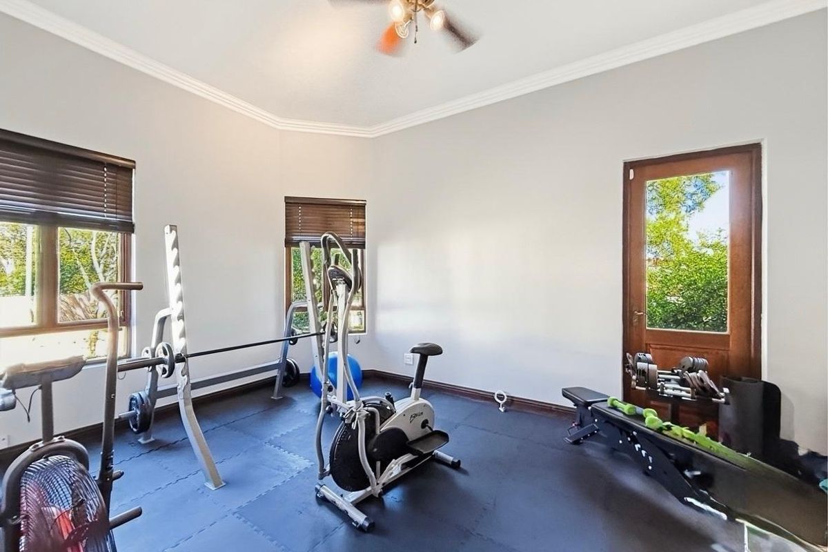 Elegant Family Home on a Prime Corner Stand in Highgate Village - Photo 4